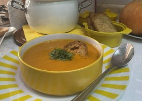 طريقة عمل شوربة باردة بالخيار والموز والزنجبيل