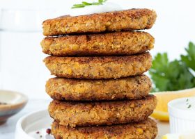 طريقة عمل برجر العدس الاحمر بالمشمش المجفف والسمسم