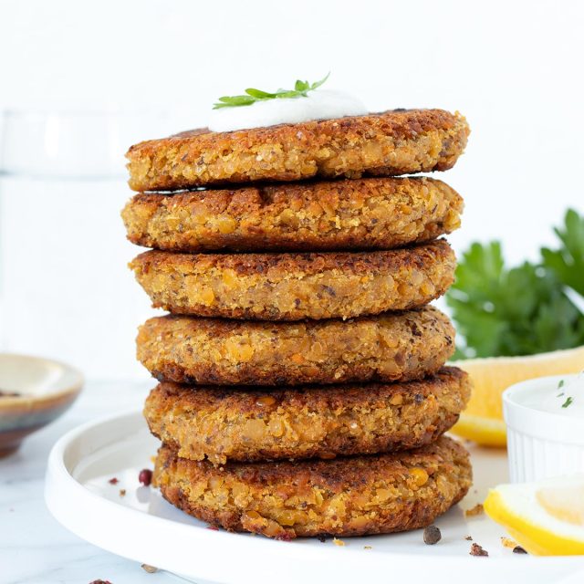 طريقة عمل برجر العدس الاحمر بالمشمش المجفف والسمسم