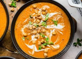 طريقة عمل شوربة الشوكولاته البيضاء مع الكاجو والكركم