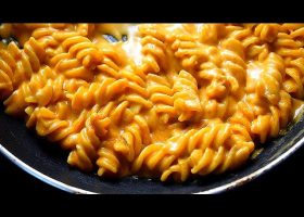 طريقة عمل مكرونة بالكراميل المالح والجبن المعتق