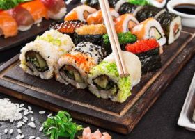 طريقة عمل السوشي بالفواكة الطازجة