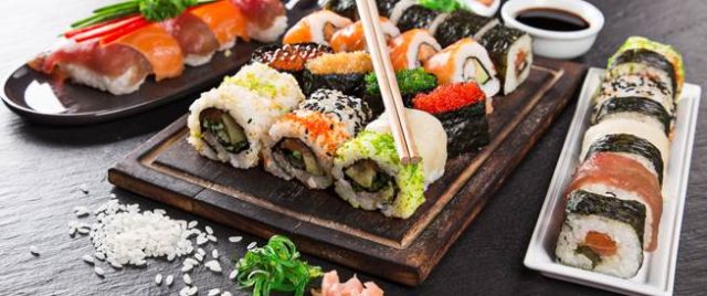 طريقة عمل السوشي بالفواكة الطازجة