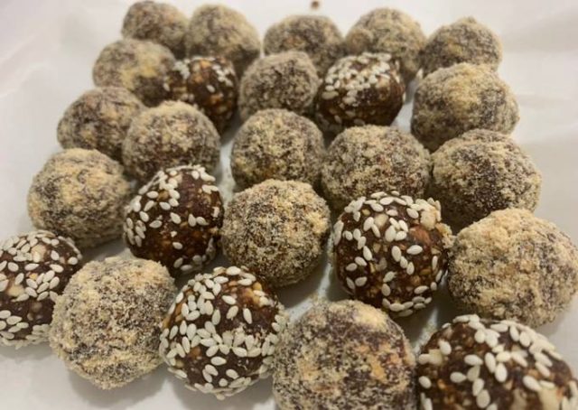 طريقة عمل كرات التمر باللوز للعيد