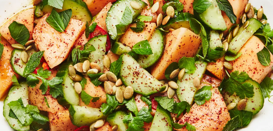 طريقة عمل سلطة الشمام بالجبنة البيضاء والفلفل الوردي