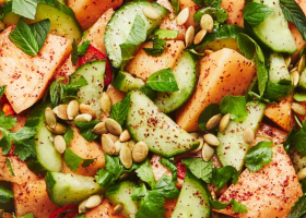 طريقة عمل سلطة الشمام بالجبنة البيضاء والفلفل الوردي