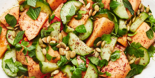 طريقة عمل سلطة الشمام بالجبنة البيضاء والفلفل الوردي