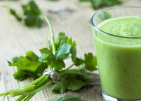 طريقة عمل عصير بقدونس وموز ولمسة فانيليا