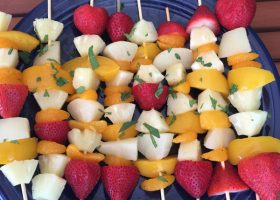 طريقة عمل كباب فواكه مع صوص تمر