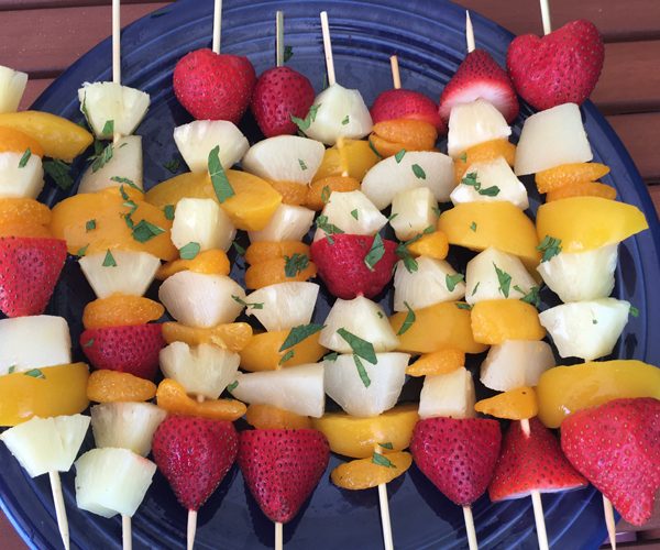 طريقة عمل كباب فواكه مع صوص تمر