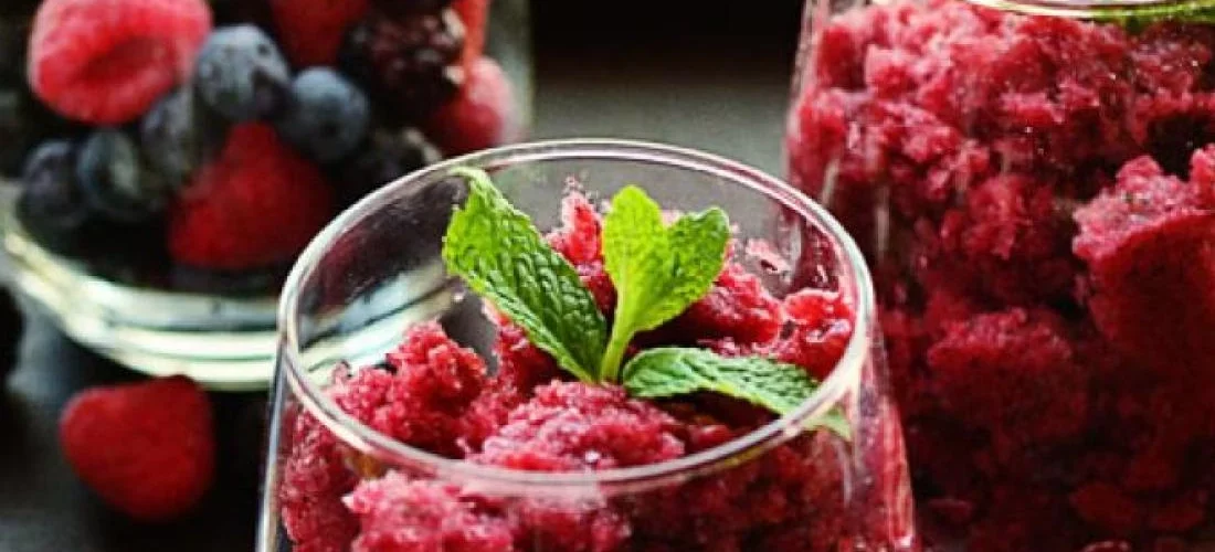 طريقة عمل كاسات جرانيتا الكركديه بالريحان والعسل الأبيض