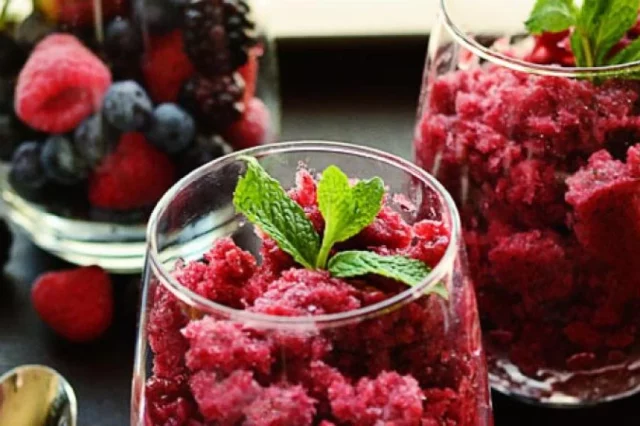 طريقة عمل كاسات جرانيتا الكركديه بالريحان والعسل الأبيض