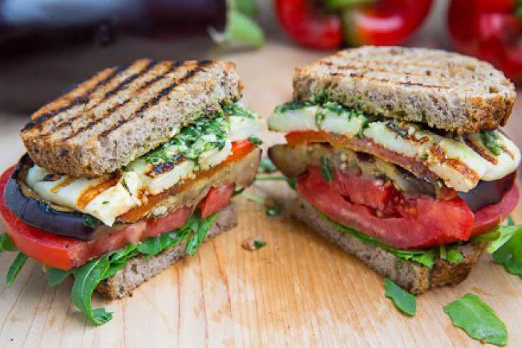 طريقة عمل ساندوتش بطيخ مشوي مع جبنة حلوم وبيستو فستق