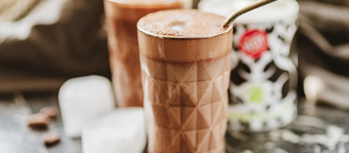 طريقة عمل ايس لاتيه بالكاكاو الخام والفلفل الحار