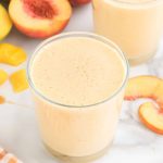 طريقة عمل مشروب كريمى بالخوخ والزبادى مع لمسة قرفة