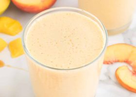 طريقة عمل مشروب كريمى بالخوخ والزبادى مع لمسة قرفة