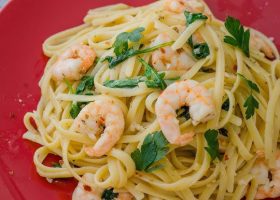طريقة عمل مكرونة بالليمون والثوم والجمبري البارد