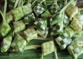 طريقة عمل لفائف ورق ارز بالفاكهةوصوص جوز الهند