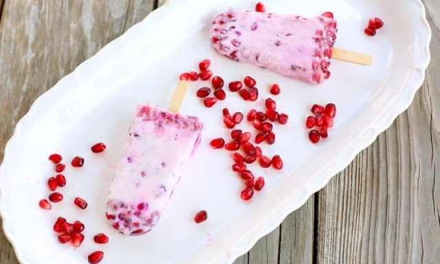 طريقة عمل ايس كريم زبادى بالرمان المدخن والزعتر البرى