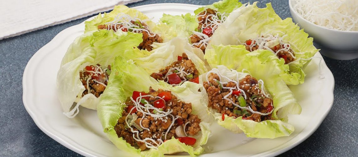 طريقة عمل لفائف خس بالمانجو والسلمون المدخن مع صوص زبادى كارى