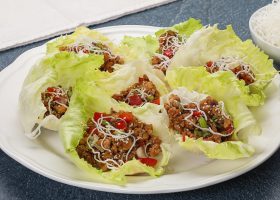 طريقة عمل لفائف خس بالمانجو والسلمون المدخن مع صوص زبادى كارى