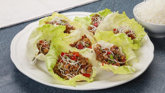 طريقة عمل لفائف خس بالمانجو والسلمون المدخن مع صوص زبادى كارى