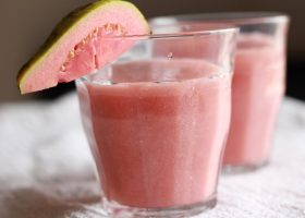 طريقة عمل عصير جوافة بالفلفل الوردي والريحان