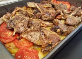 طريقة عمل لحم محمر بالفرن مع خضار مشوية