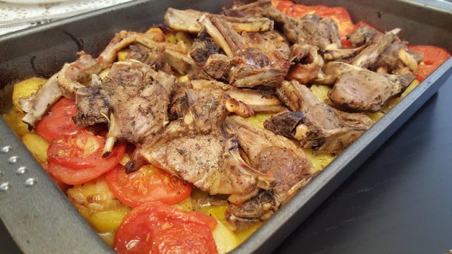 طريقة عمل لحم محمر بالفرن مع خضار مشوية