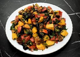 طريقة عمل سلطة البطاطس والباذنجان المقلية