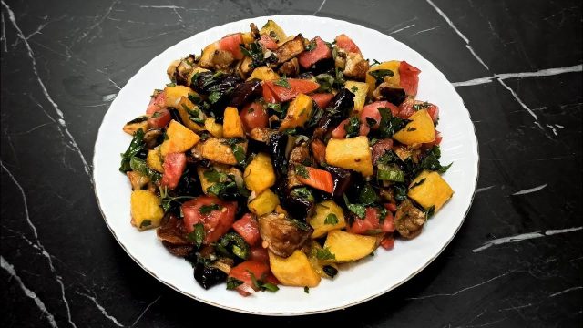 طريقة عمل سلطة البطاطس والباذنجان المقلية