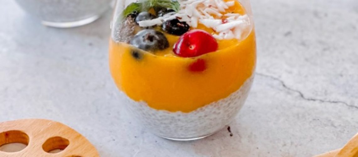 طريقة عمل بودينج الشيا بحليب جوز الهند وتوبينج الاناناس