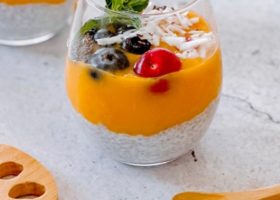 طريقة عمل بودينج الشيا بحليب جوز الهند وتوبينج الاناناس