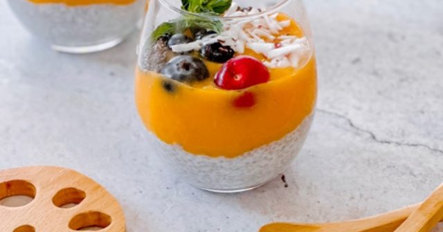 طريقة عمل بودينج الشيا بحليب جوز الهند وتوبينج الاناناس المشوى