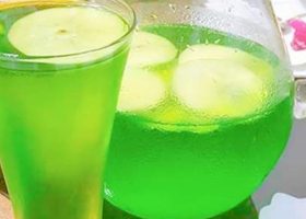 طريقة عمل عصير تفاح اخضر مع ريحان و كركدية بارد