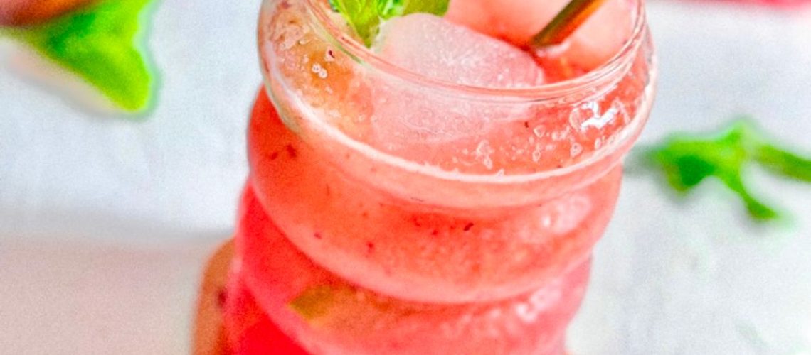 طريقة عمل موهيتو برقوق مجفف ومياه غازية بالزعفران