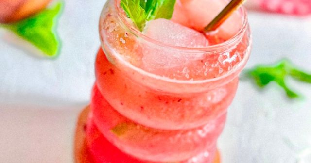 طريقة عمل موهيتو برقوق مجفف ومياه غازية بالزعفران