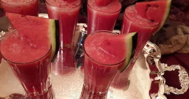 طريقة عمل كوب ماء بطيخ بالفلفل الأسود والزعفران مزيج بين الشرقي و الهندي جربيها و استمتعي بالطعم الرائع.