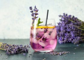 طريقة عمل مشروب اللافندر مع ماء الورد والفراولة