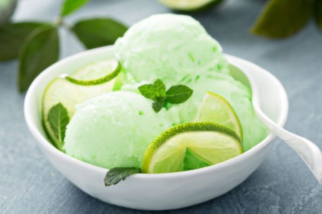 طريقة عمل بوظة الخيار والليمون بالنعناع المجمد