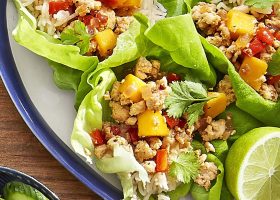 طريقة عمل لفائف خس بالاناناس وجوز الهند مع صوص صويا بالعسل الاسود