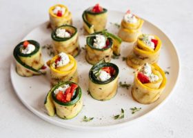 طريقة عمل لفائف الكوسة المشوية بالجبنة الكريمى والمكسرات