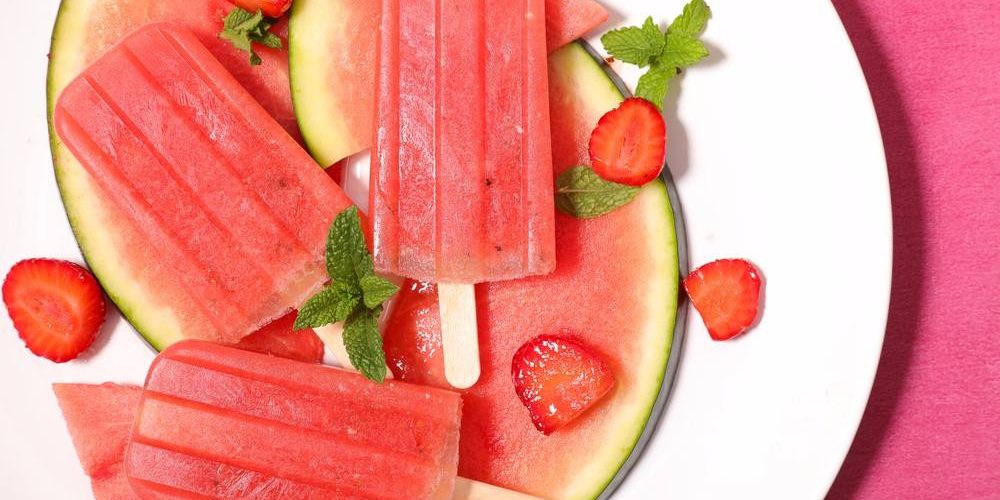 طريقة عمل ايس كريم البطيخ بالريحان والفلفل الوردي