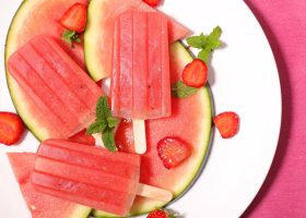 طريقة عمل ايس كريم البطيخ بالريحان والفلفل الوردي