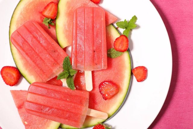 طريقة عمل ايس كريم البطيخ بالريحان والفلفل الوردي