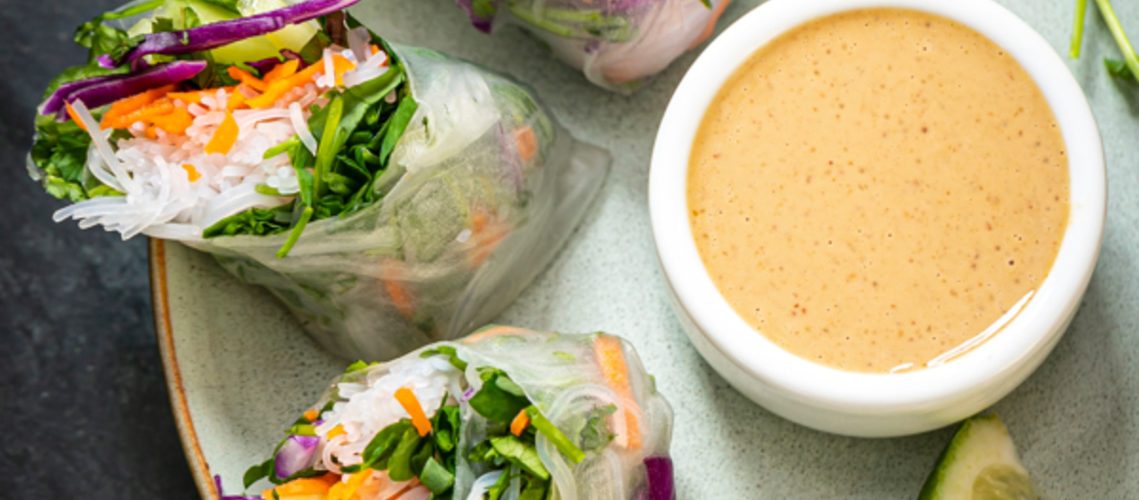 طريقة عمل لفائف ورق ارز بالمانجو والقرنبيط المشوى