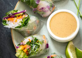 طريقة عمل لفائف ورق ارز بالمانجو والقرنبيط المشوى