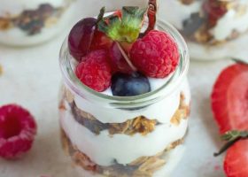 طريقة عمل كاسات زبادي بالفلفل الأسود والعسل وحبات العنب المجمد