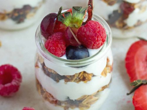 طريقة عمل كاسات زبادي بالفلفل الأسود والعسل وحبات العنب المجمد