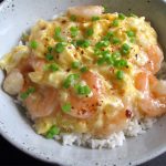 طريقة عمل أرز السوشى بالجمبرى وصوص الافوكادو